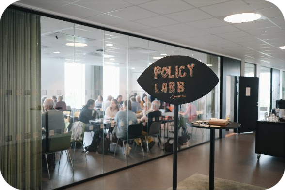 Skylt där det står Policylabb